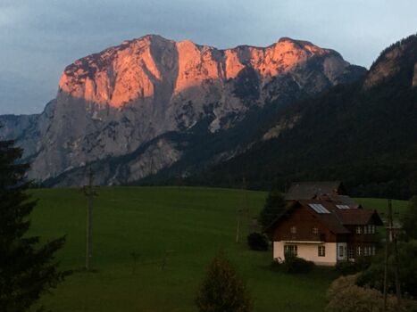 Alpenglühen hinter der Alpenlodge AUSseeZEIT