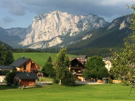 Die mächtige Trisselwand hinter der Alpenlodge AUSseeZEIT