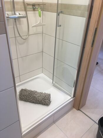 Dusche mit funktionalem Duschkopf