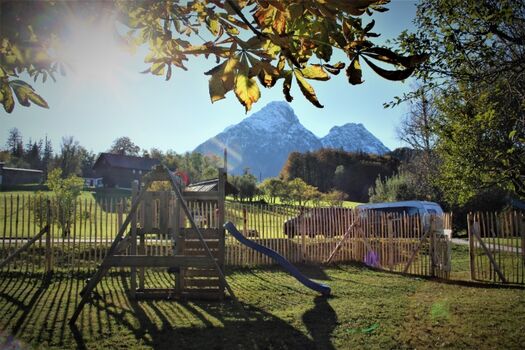 Panoramablick aus dem Gastgarten mit altem Baumbestand 