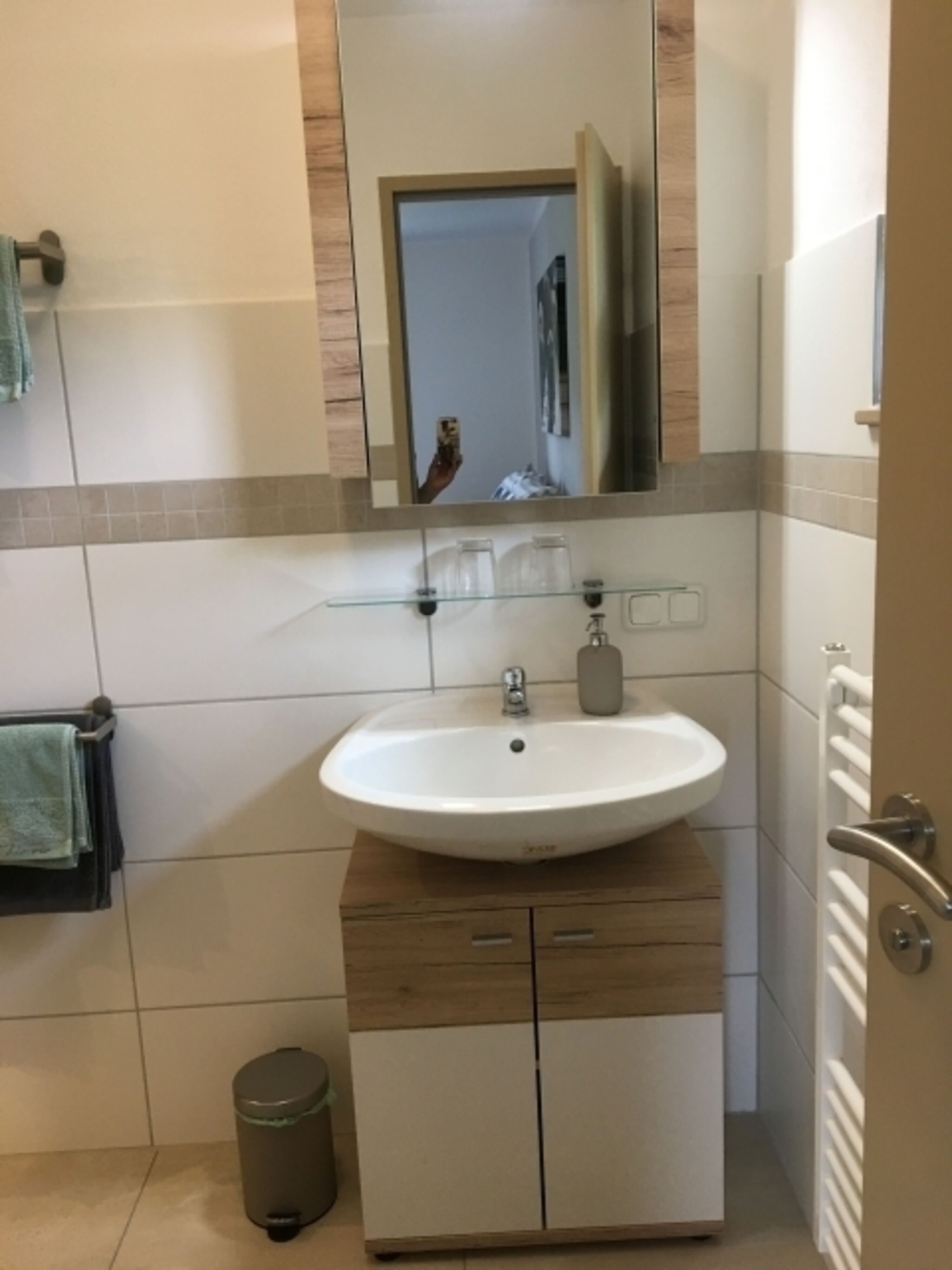 Badezimmer mit separatem Zugang zum Schlafzimmer