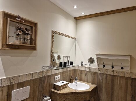 „Komfort ohne Barrieren: Viel Platz und Sicherheit im stilvollen Bad.“