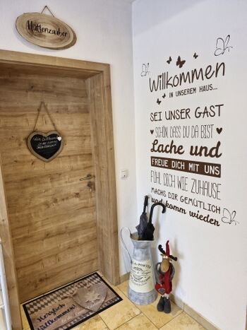 „Viel Platz für Kinderwagen und Hundeleine: Unser großzügiger Eingangsbereich.“