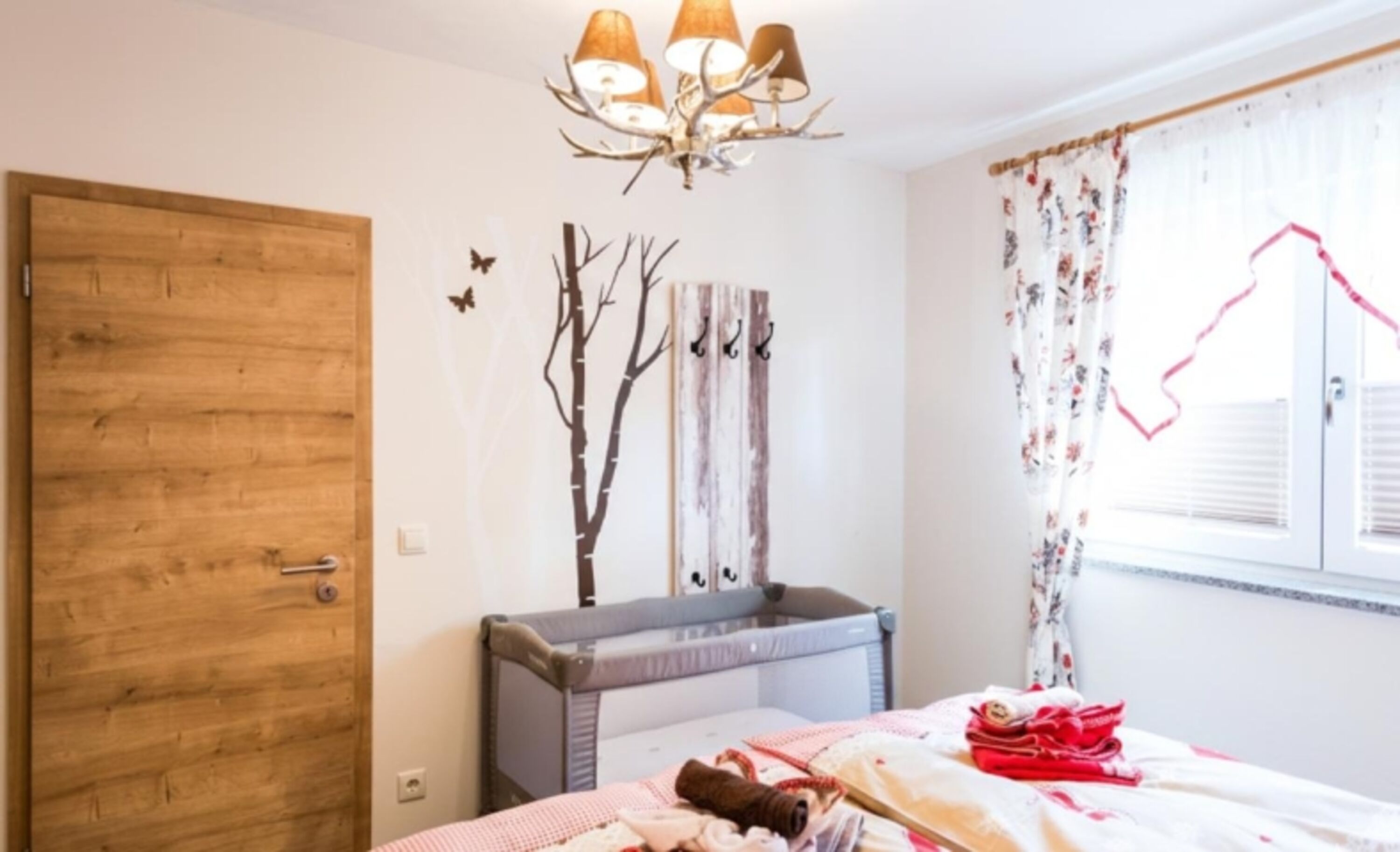 Schlafzimmer: „Träumen neben Mama und Papa: Viel Stellfläche für das Baby-Beistellbett.“