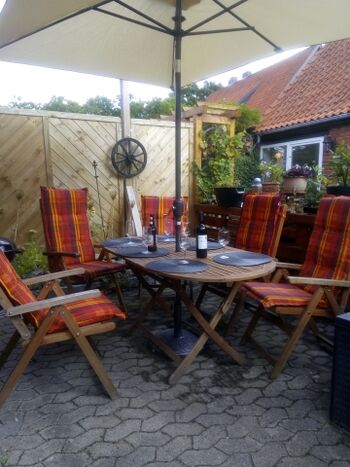 Terrasse im Sommer mit Sonnenschirm