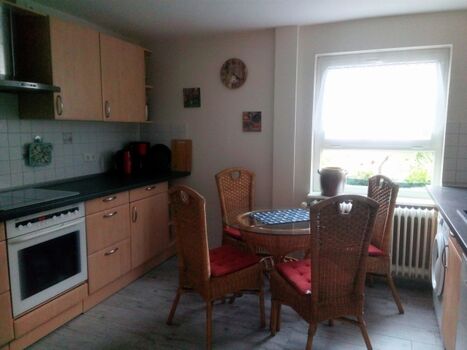 vollausgestattete Küche mit Sitzbereich für vier Personen