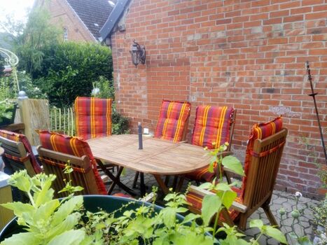 Außenbereich Terrasse  mit Sitzmöglichkeiten für 6 Personen 