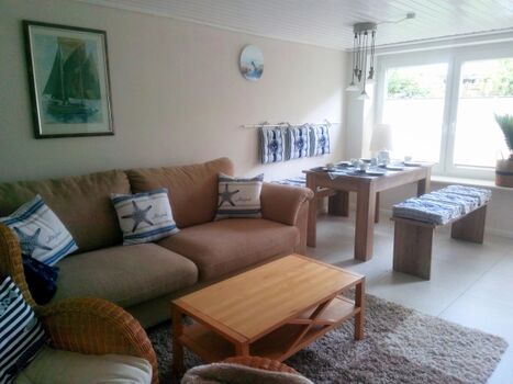 Wohnzimmer gemütliche Sitzecke mit Sessel und Sofa