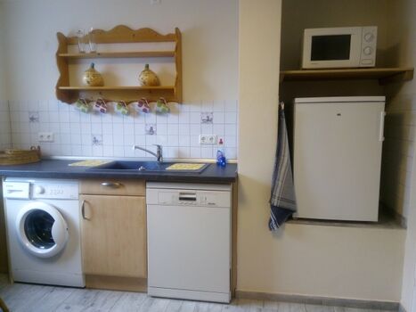 Waschmaschine, Geschirrspüler , Kühlschrank, Mikrowelle in der Küche