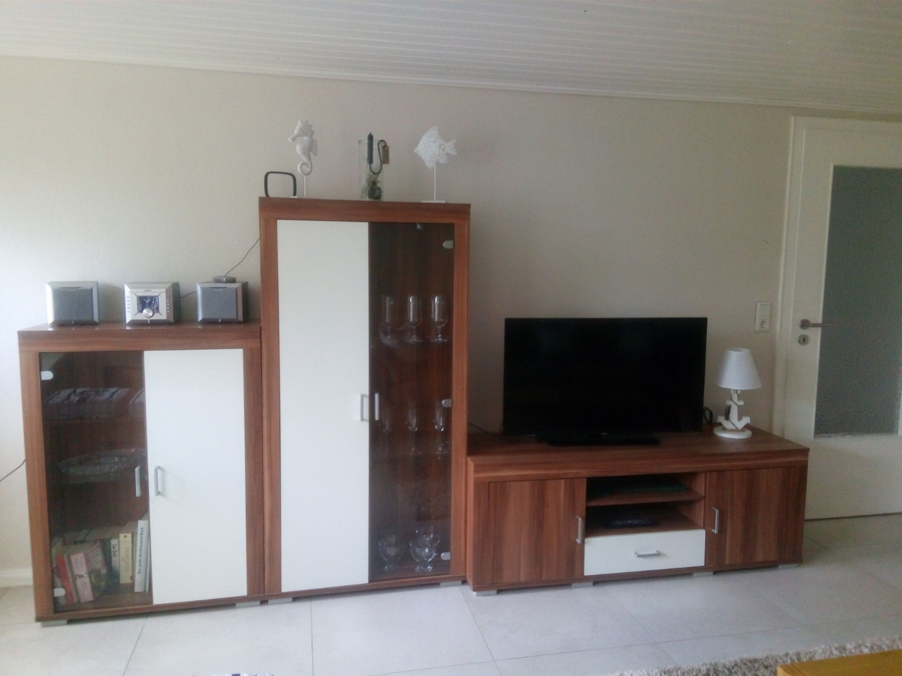 Wohnzimmer mit HIFI - Anlage und TV
