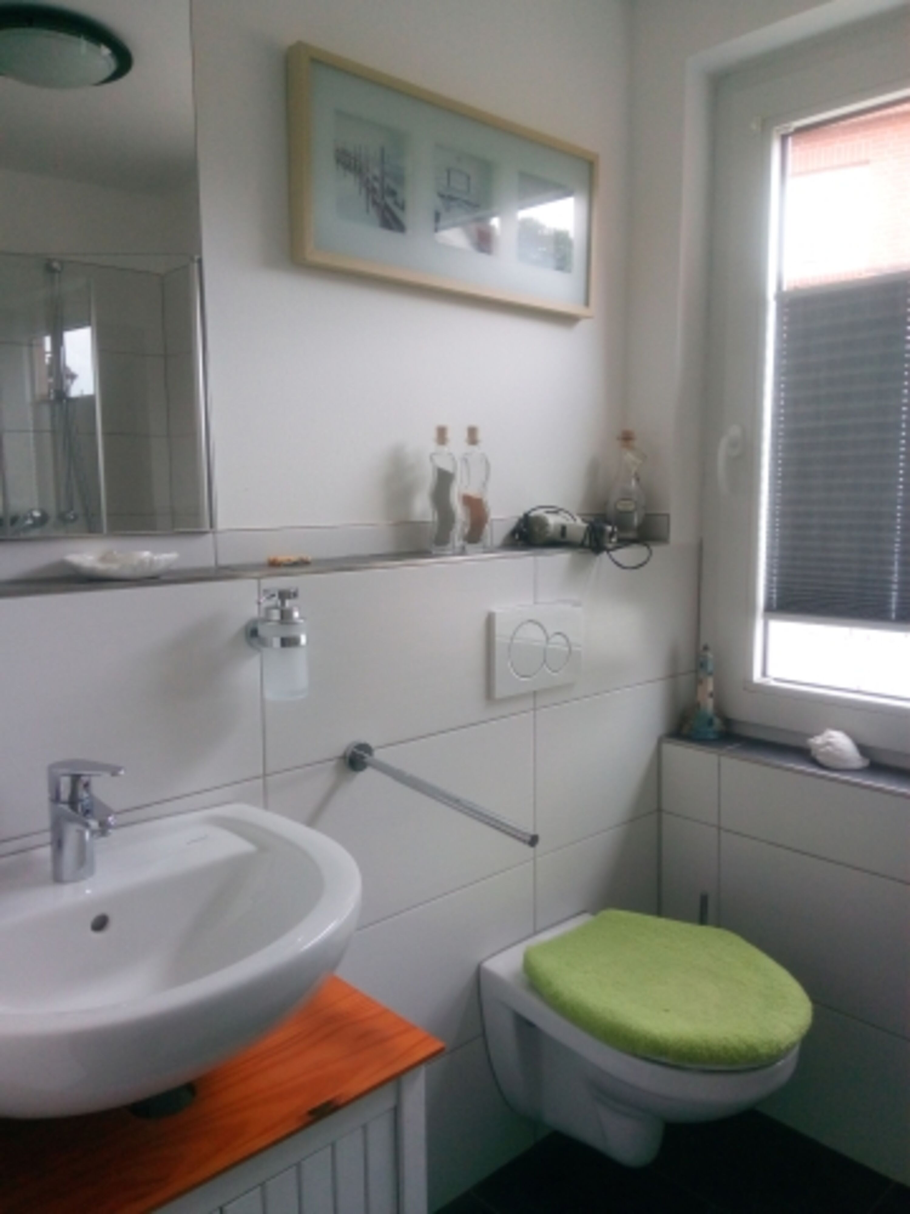 Badezimmer mit Waschtisch und WC