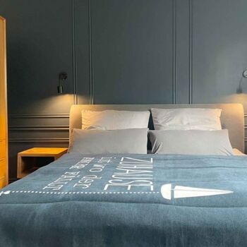 TIDE4 Ferienwohnung Amrum Apartment 8 Schlafzimmer 1 mit Boxspringbett 180cm 