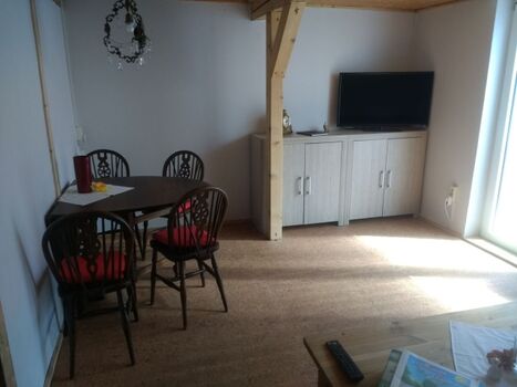 Im Wohnzimmer bietet zudem eine kleine Essecke