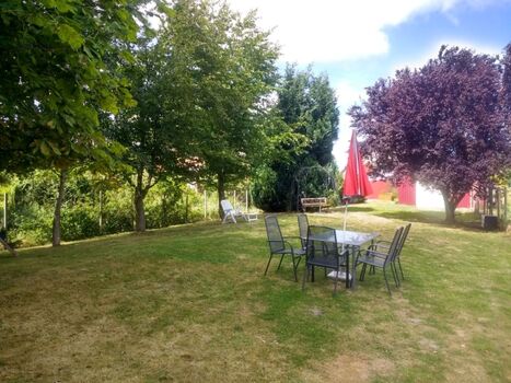 der voll eingezäunte Garten