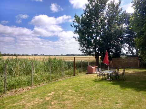 Der Blick auf die Felder vom Garten aus