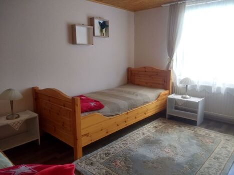 das kleine Schlafzimmer mit zwei Einzelbetten