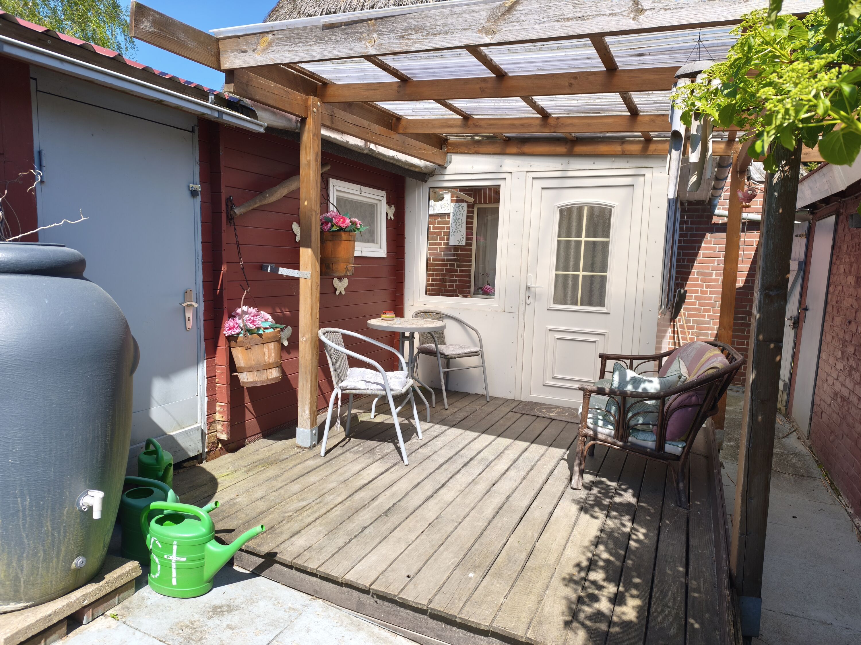 und der angrenzende überdachte Terrassenbereich, in dem das Rauchen auch gestattet ist,