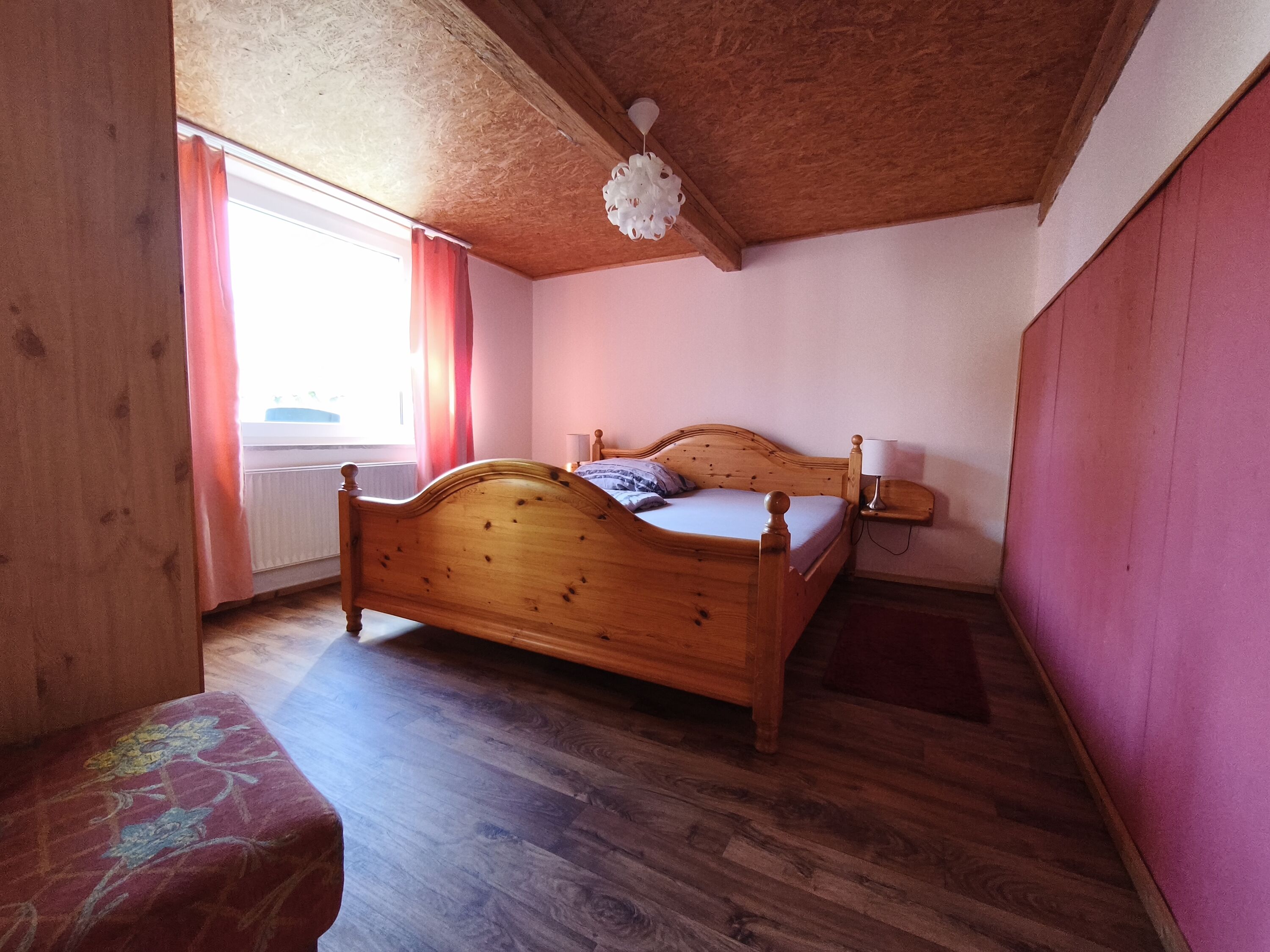Schlafzimmer angrenzend zum Wohnzimmer mit Komfortablen Doppelbett
