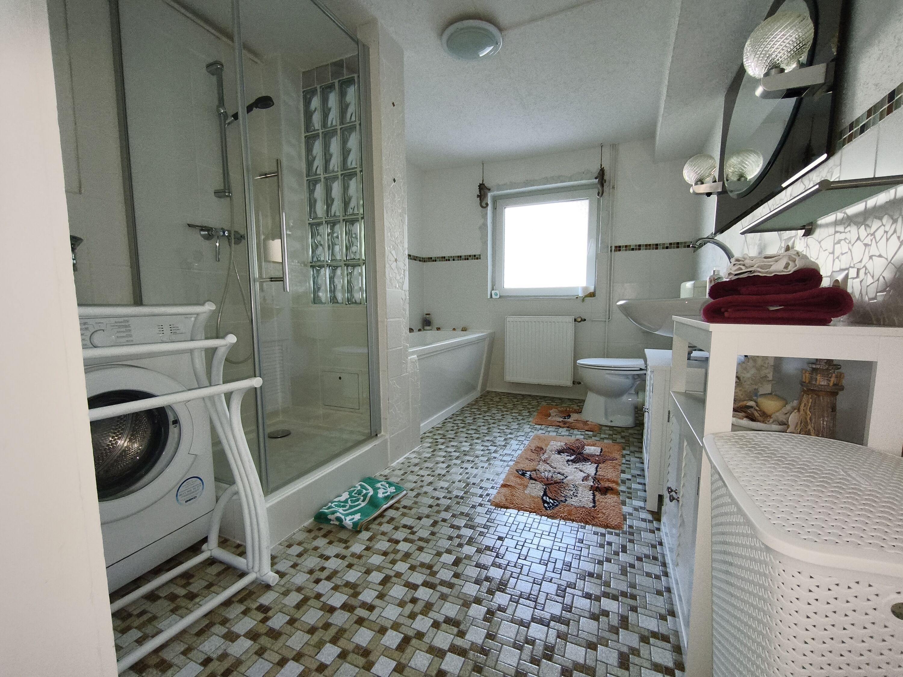 voll ausgestattetes Badezimmer mit Dusche und Badewanne
