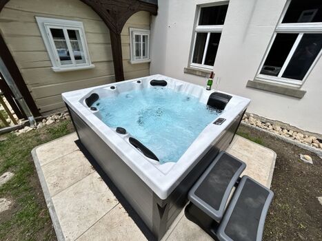 Whirlpool für bis zu 6 Personen (ganzjährig)