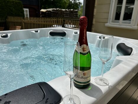 Whirlpool für bis zu 6 Personen (ganzjährig)