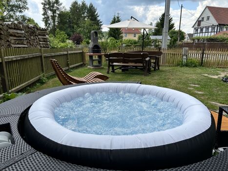 eigener Whirlpool für 2-4 Personen (April bis November)