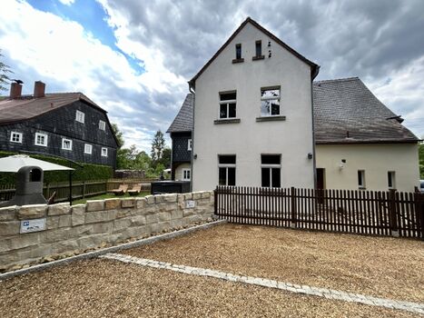 Blick vom Parkplatz aufs Haus