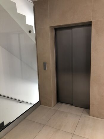 Aufzug von der Garage bis zu zweite Etage 