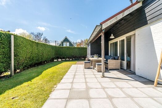 Der sonnige, eingezäunte Garten