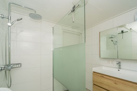 Neues Badezimmer mit Regendusche und Waschbecken