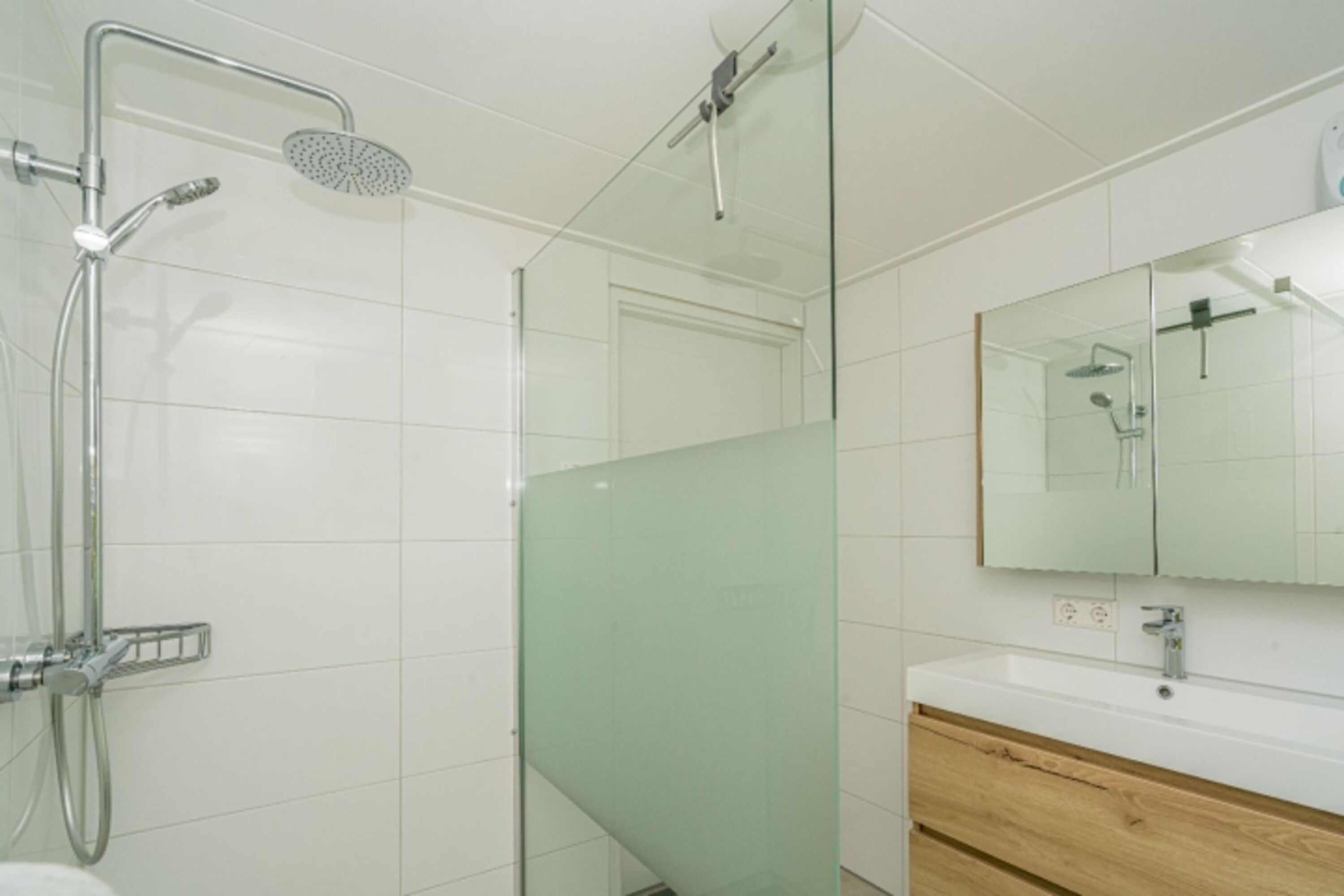 Neues Badezimmer mit Regendusche und Waschbecken
