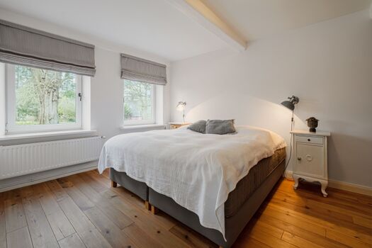 Schlafzimmer mit Doppelbett im EG