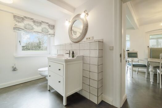 Bad mit Fußbodenheizung, Sauna, Dusche im EG