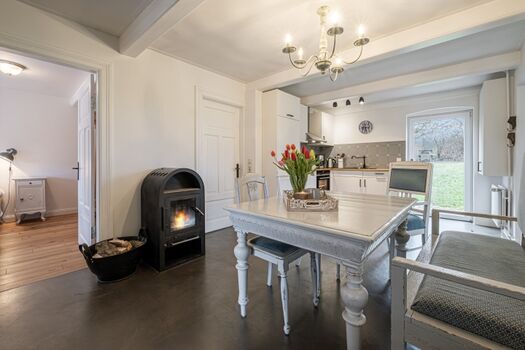 Wunderschöne Landhausküche mit Kamin und Zugang zum Garten