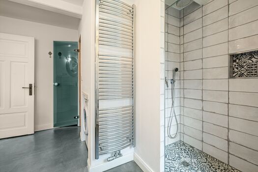 Bad mit Fußbodenheizung, Sauna, Dusche im EG