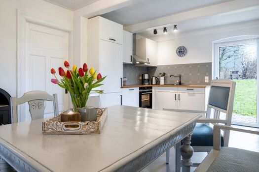 Wunderschöne Landhausküche mit Kamin und Zugang zum Garten