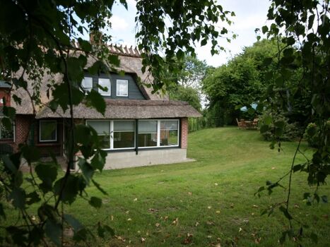 Garten vom Landhaus am Mühlendamm mit Grill und Gartenmöbeln