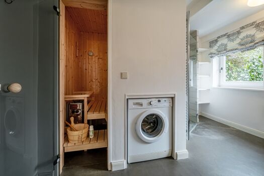 Bad mit Waschmaschine, Sauna, Dusche im EG