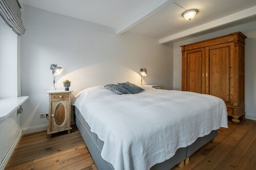 Schlafzimmer mit Doppelbett im EG