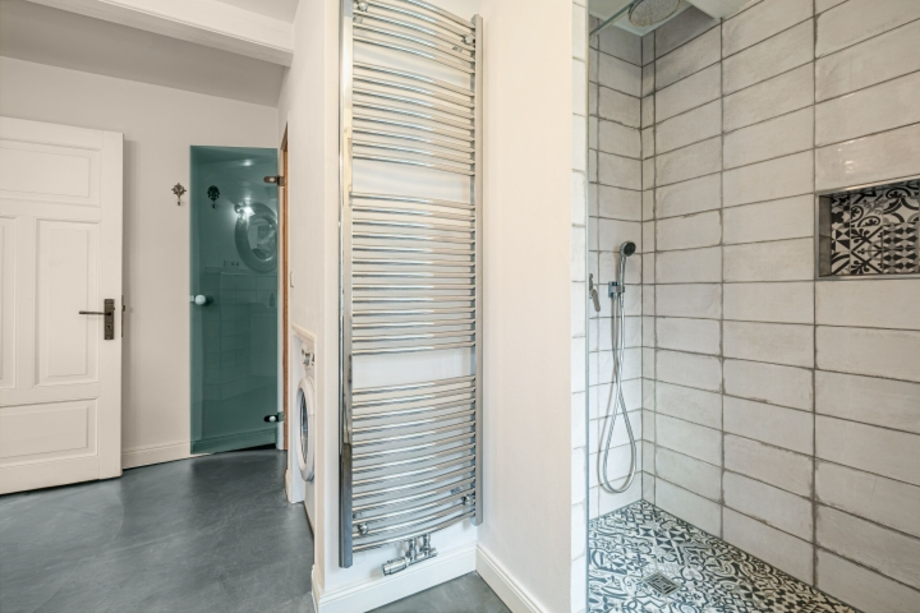 Bad mit Fußbodenheizung, Sauna, Dusche im EG