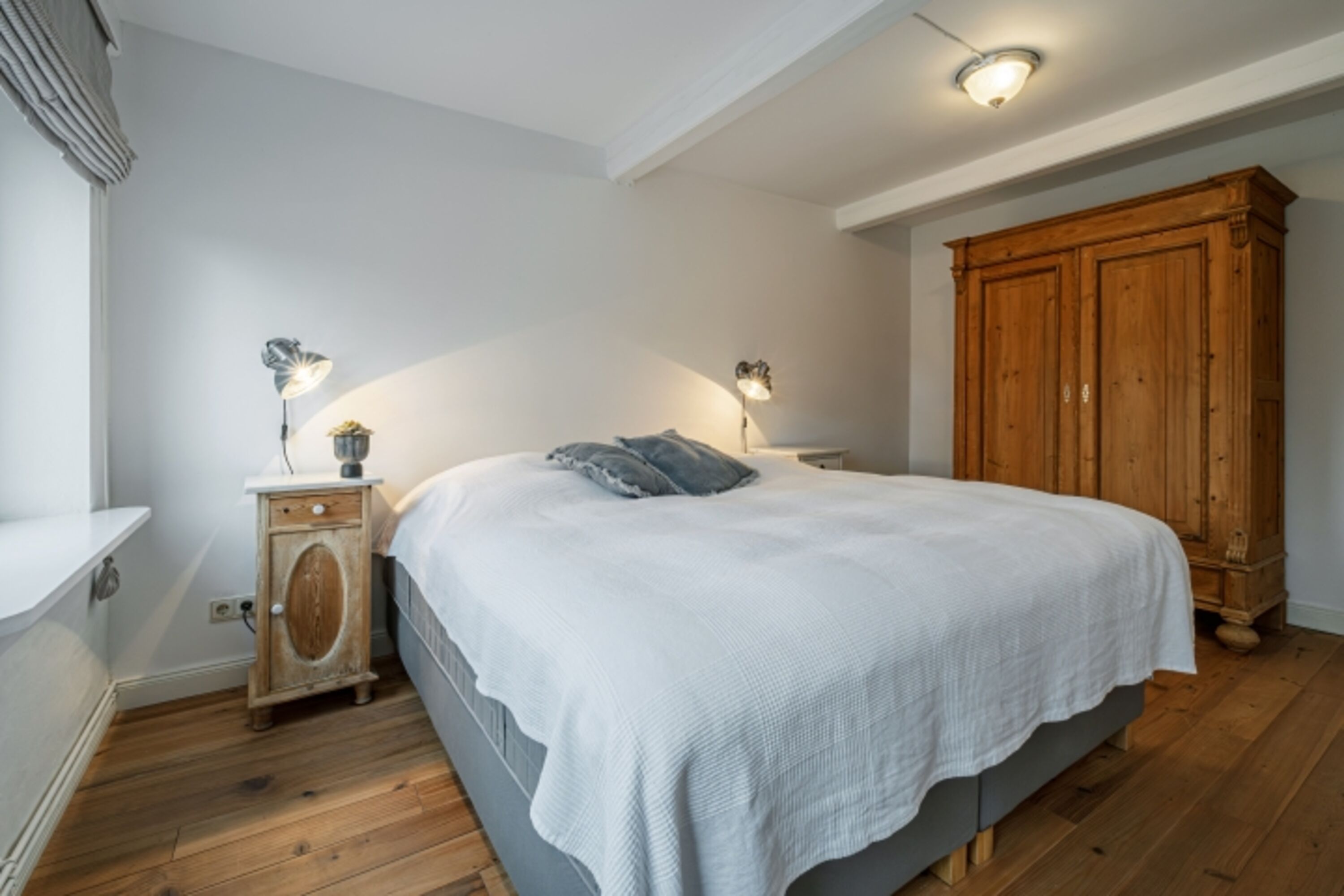 Schlafzimmer mit Doppelbett im EG