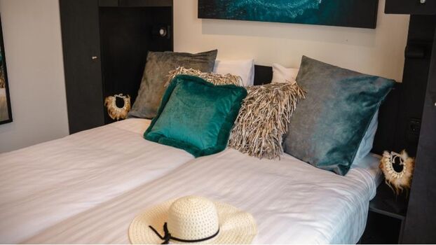 Schlafzimmer mit Boxspringbett