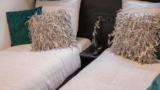 Schlafzimmer mit zwei Boxspringbetten