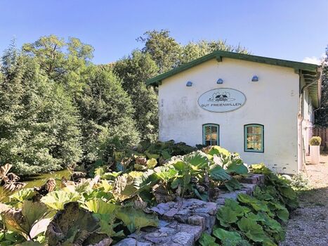 Die Klüterkammer am Wassergraben mit Enten und Fischreiher