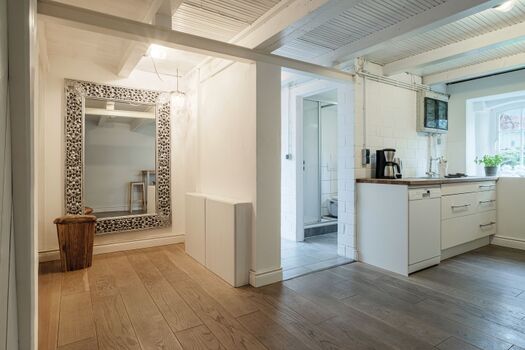 Blick in Garderobenbereich, Bad und Küche