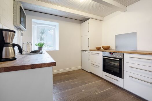 Die Küche ist umfangreich ausgestattet (Geschirrspüler, Backofen, etc.)