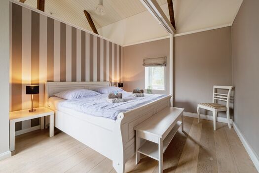 Schlafzimmer mit Doppelbett (180 x 200 cm) und Schrank