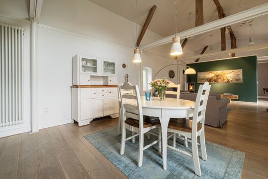 Essbereich mit antiker Anrichte und modernen Elementen