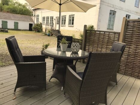 Die Terrasse an der Klüterkammer mit Blick auf den Innenhof