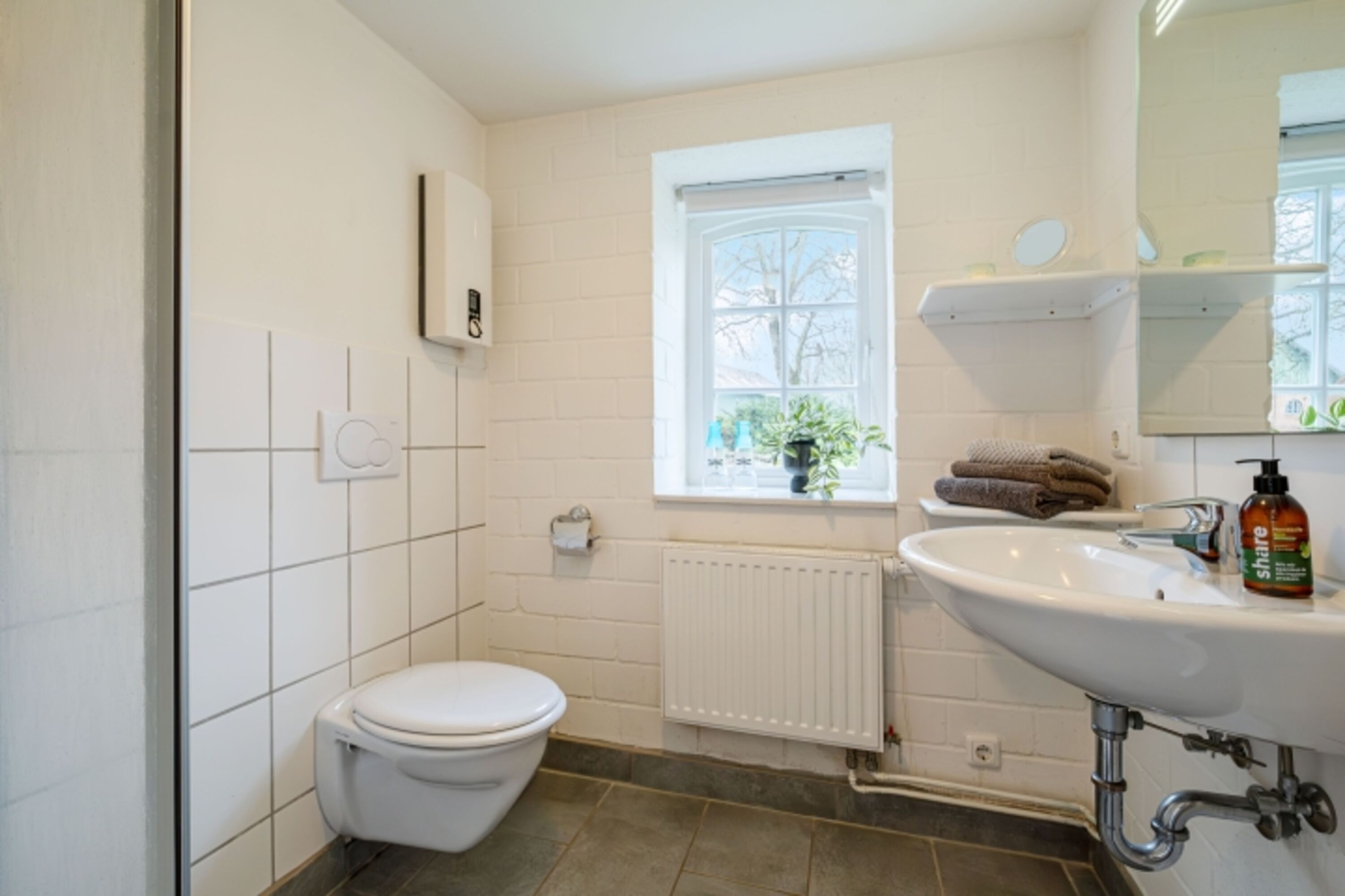 Das Badezimmer ist klein und funktional (Dusche, WC, Fön)